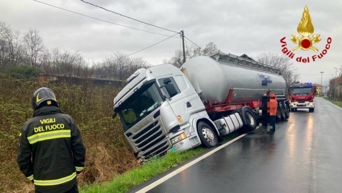 Autobotte esce di strada e finisce in un fossato