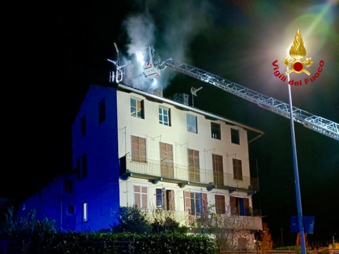 Incendi a canne fumarie e pianta che cade su un tetto: impegnati i Vigili del fuoco