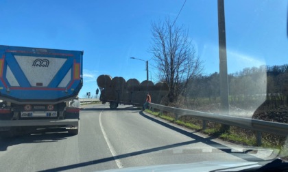 Rimorchio si sgancia e sfonda il guardrail: rallentamenti alla Spolina