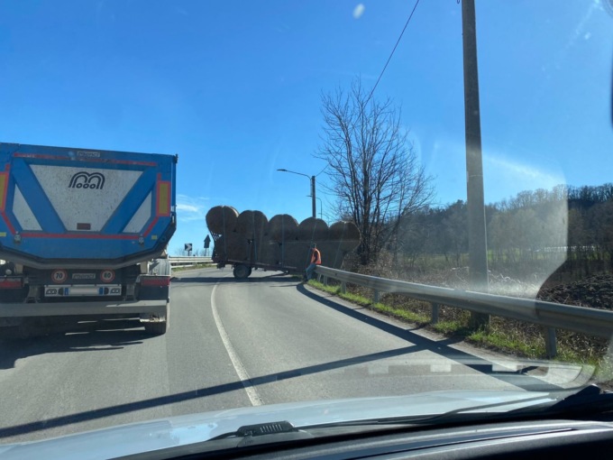 Rimorchio si sgancia e sfonda il guardrail: rallentamenti alla Spolina