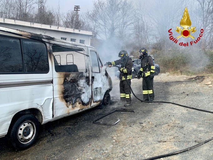 Autofurgone in fiamme al Favaro. Il VIDEO