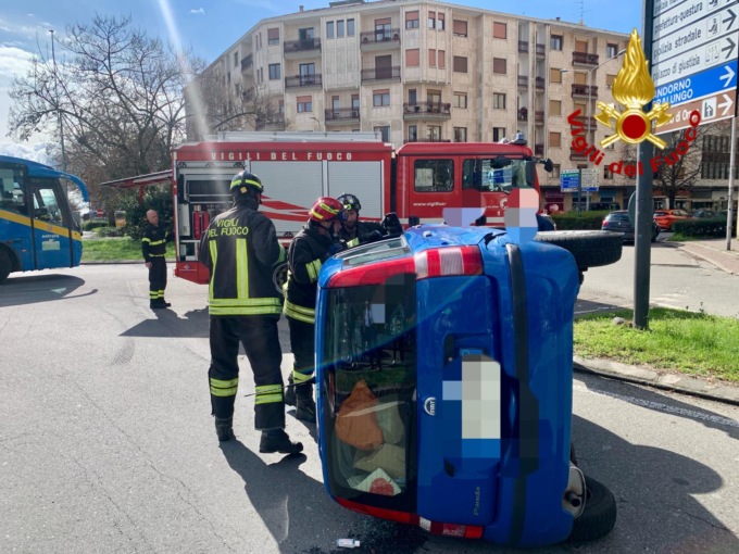 Incidente stradale in piazza San Paolo a Biella: due auto coinvolte