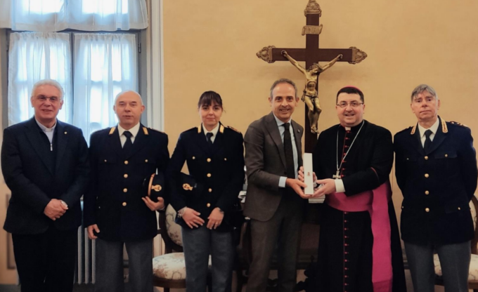 «L’olio di Capaci» donato al Vescovo dalla Questura di Biella
