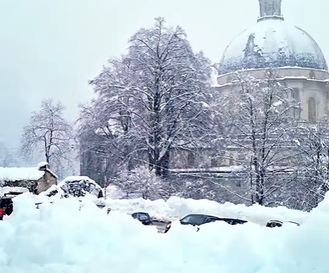 Il suggestivo video di Oropa avvolta dalla neve che continua a cadere