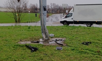 Incidente nella notte: un'auto si scontra contro il palo della luce della rotonda di via Piacenza