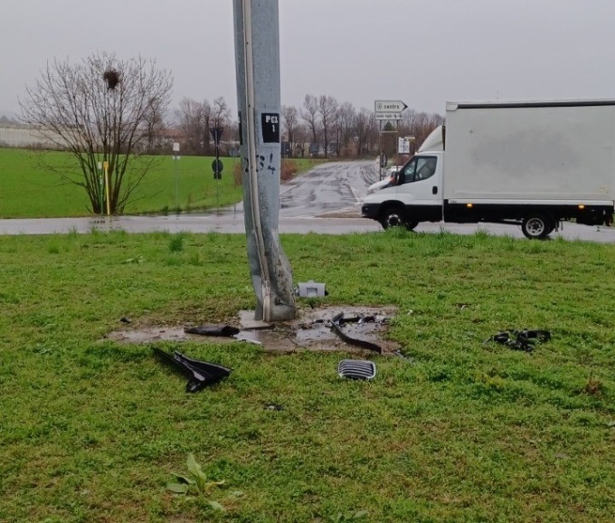 Incidente nella notte: un’auto si scontra contro il palo della luce della rotonda di via Piacenza