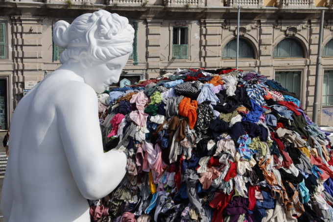 La Venere degli stracci risorge in Piazza Municipio a Napoli