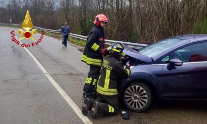 Pasqua da dimenticare per un automobilista che si schianta contro un guard rail sulla Sp 142