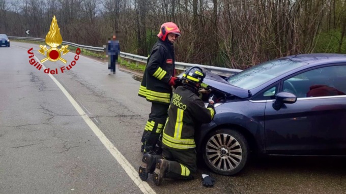 Pasqua da dimenticare per un automobilista che si schianta contro un guard rail sulla Sp 142