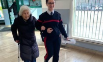 La giovane Carabiniera accompagna la pensionata di 92 anni che ha smarrito la patente