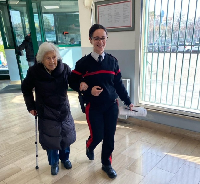 La giovane Carabiniera accompagna la pensionata di 92 anni che ha smarrito la patente