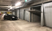 Danneggiano cinque portoncini basculanti dei garage di un condominio: tre ragazzi denunciati