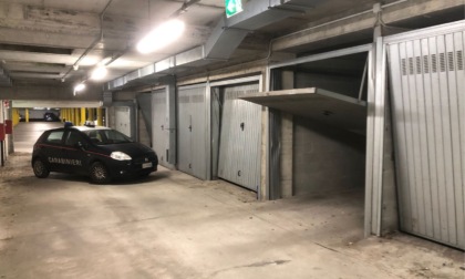 Danneggiano cinque portoncini basculanti dei garage di un condominio: tre ragazzi denunciati