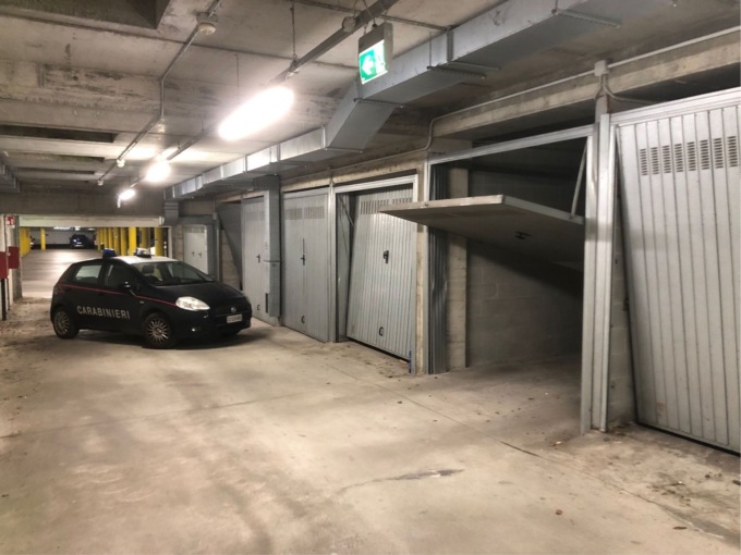 Danneggiano cinque portoncini basculanti dei garage di un condominio: tre ragazzi denunciati