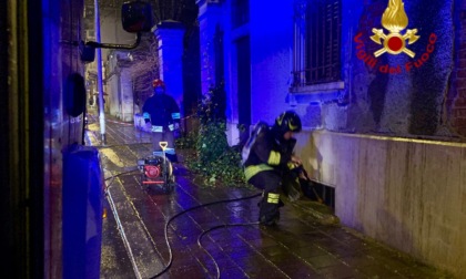 Biella: fuoriuscita di fumo da uno scantinato, Vigili del fuoco al lavoro