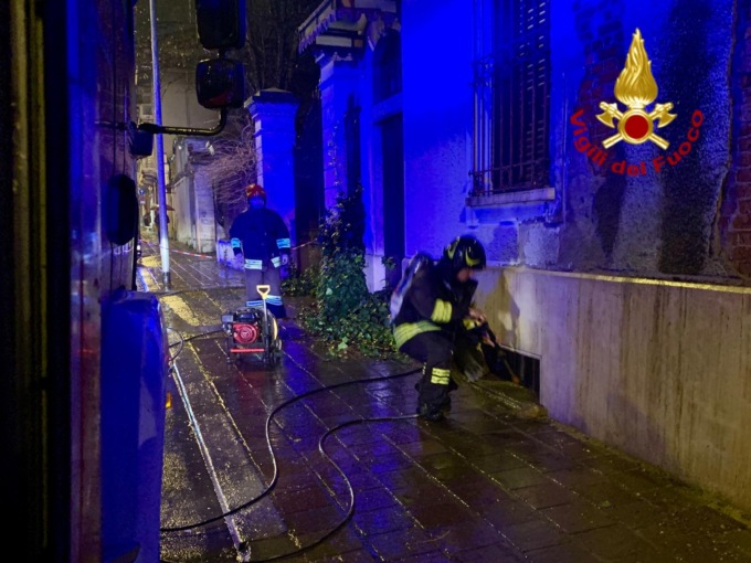 Biella: fuoriuscita di fumo da uno scantinato, Vigili del fuoco al lavoro