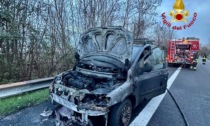 Un'auto prende fuoco in superstrada: al lavoro i Vigili del fuoco