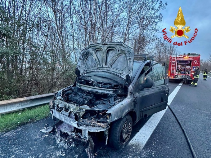 Un’auto prende fuoco in superstrada: al lavoro i Vigili del fuoco