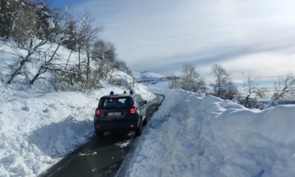 Camper si mette in marcia a Bielmonte nonostante il divieto per la troppa neve, ma viene bloccato da due slavine