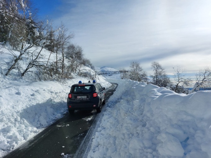 Camper si mette in marcia a Bielmonte nonostante il divieto per la troppa neve, ma viene bloccato da due slavine