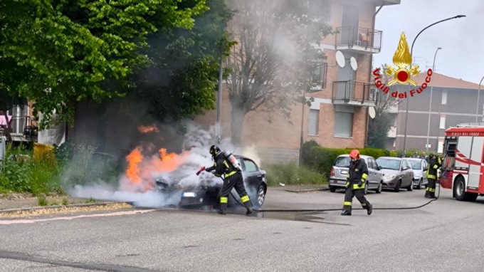 Auto in fiamme a Biella spenta dai Vigili del fuoco