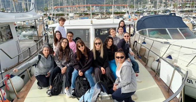Il Liceo “Sella” si prende cura del mare tra misurazione della temperatura e raccolta di microplastiche