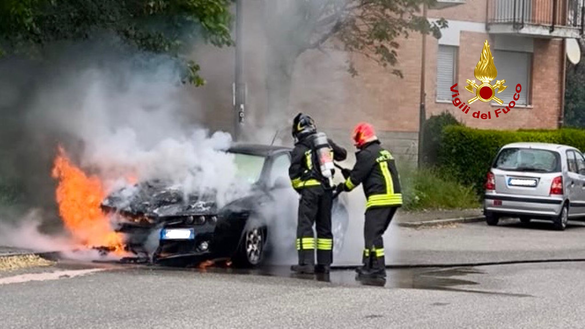 Auto in fiamme a Biella