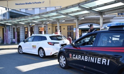 Rubano tabacco prendendo a spallate il distributore di sigarette in centro a Biella