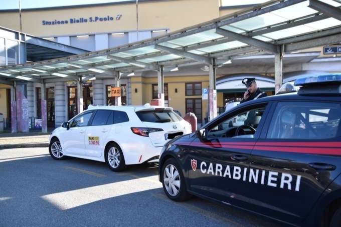 Rubano tabacco prendendo a spallate il distributore di sigarette in centro a Biella