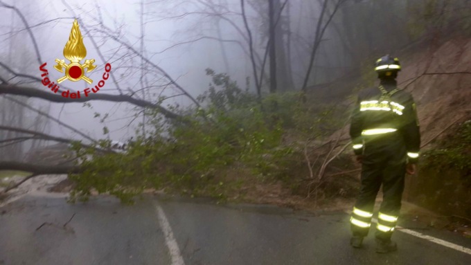 Frana sulla strada provinciale tra Zumaglia e Ronco