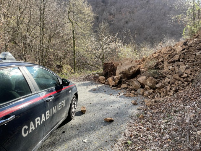 A Curino frana la collina sulla strada