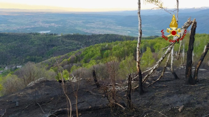 Incendio all’Alpe Cavanna: fiamme domate dai Vigili del Fuoco. Si sta valutando la situazione