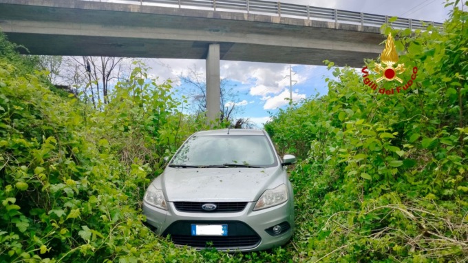 Finisce in un campo con la propria auto, intervengono i Vigili del Fuoco