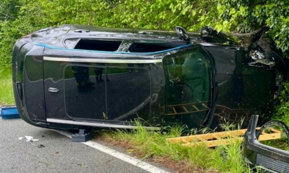 Perde il controllo dell’auto e si schianta contro un muretto