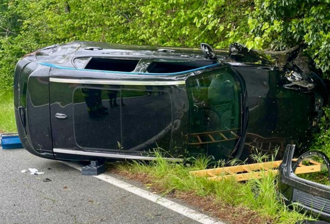 Perde il controllo dell’auto e si schianta contro un muretto