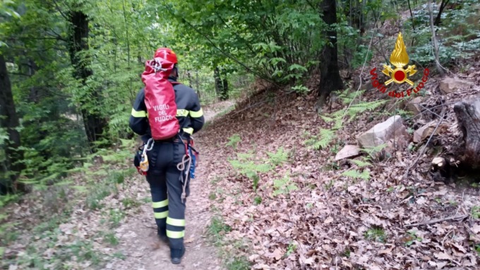 Cade in bicicletta durante una discesa lungo un sentiero a Curino a resta ferito