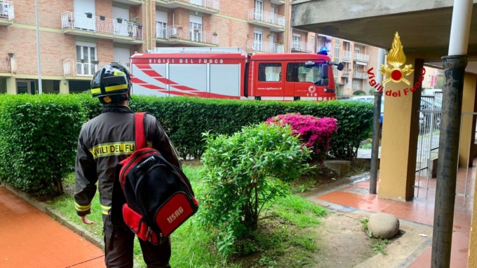 Cinque persone bloccate in ascensore salvate dai Vigili del fuoco: stanno tutte bene
