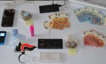 Eroina e cocaina nei boschi di Sala Biellese: arrestato uno straniero illegale, due sono scappati