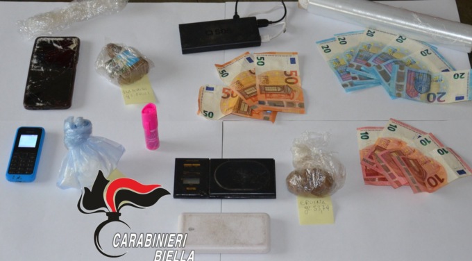 Eroina e cocaina nei boschi di Sala Biellese: arrestato uno straniero illegale, due sono scappati