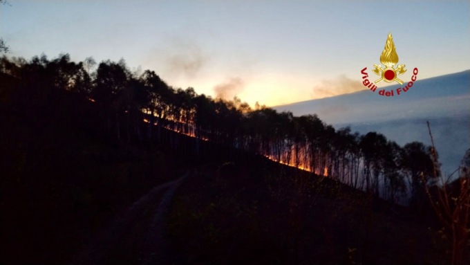 Ancora un incendio in montagna nella zona dell’Alpe Cavanna alimentato dal forte vento. Caccia all’incendiario