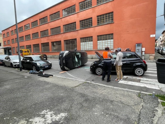 Grave incidente di fronte alla sede del PD: una macchina ribaltata