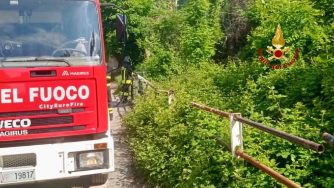 Fumo a bordo strada, sterpaglie prendono fuoco a Chiavazza