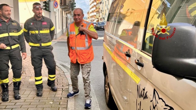 Cossato, salvata rondine intrappolata in un negozio ormai chiuso