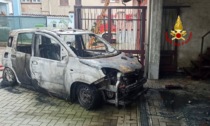 Incendio a Mongrando: auto e tettoia prendono fuoco