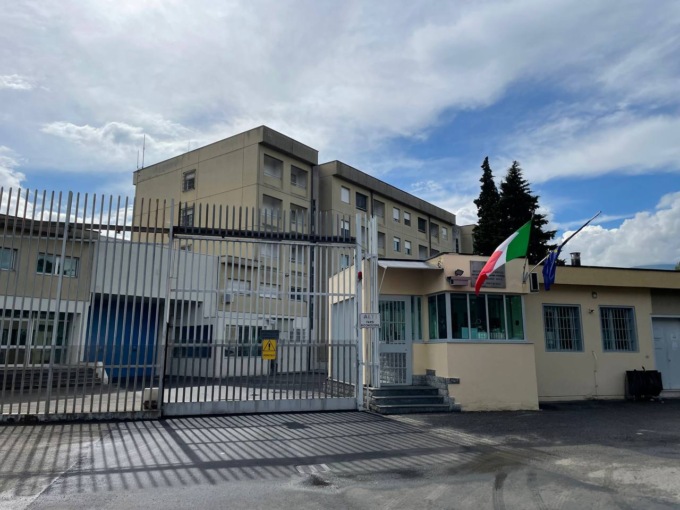 Biella, detenuto appicca incendio in carcere: tre intossicati