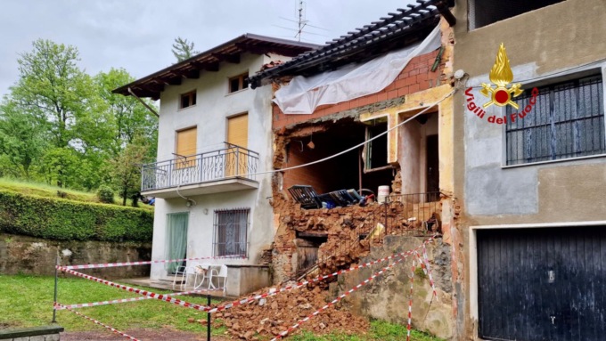 Crolla il muro di un’abitazione, intervengono i Vigili del fuoco