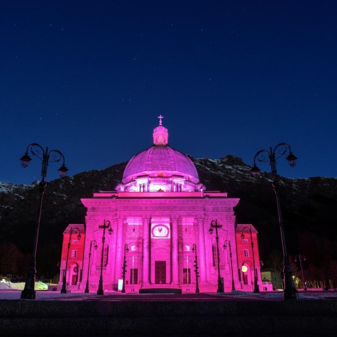 Oropa, una Basilica tutta rosa questa sera apre alle visite