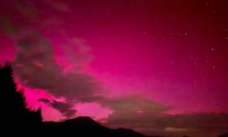 L’aurora boreale tinge di rosa anche i cieli del Biellese