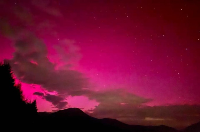 L’aurora boreale tinge di rosa anche i cieli del Biellese