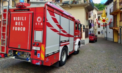 Dimenticano una candela profumata accesa, in fiamme palazzina di via Monte Mucrone